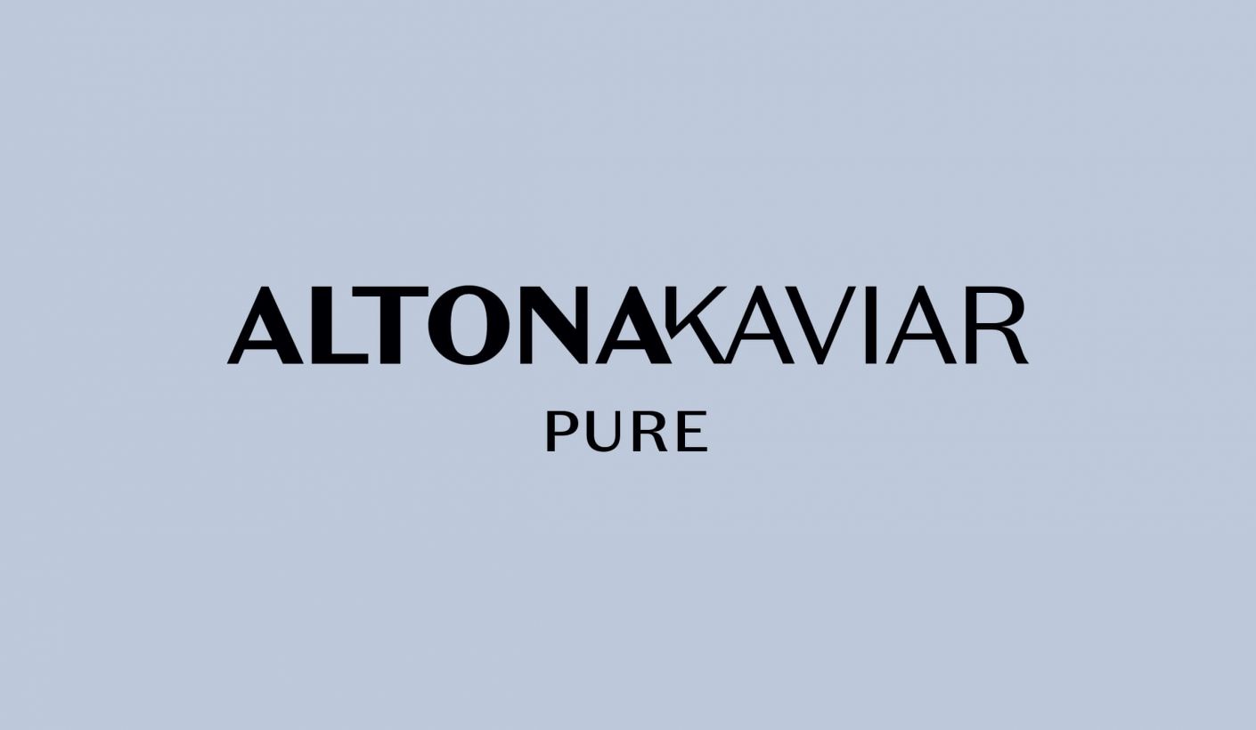 Das Logo der Produktlinie ALTONA KAVIAR Pure auf blauem Untergrund.